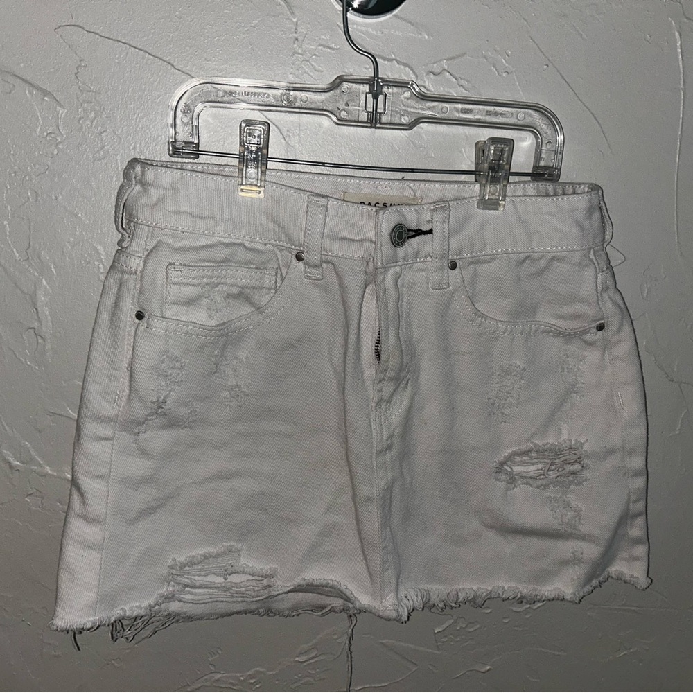 Pacsun Women's White Distressed Denim Shorts | Size 24